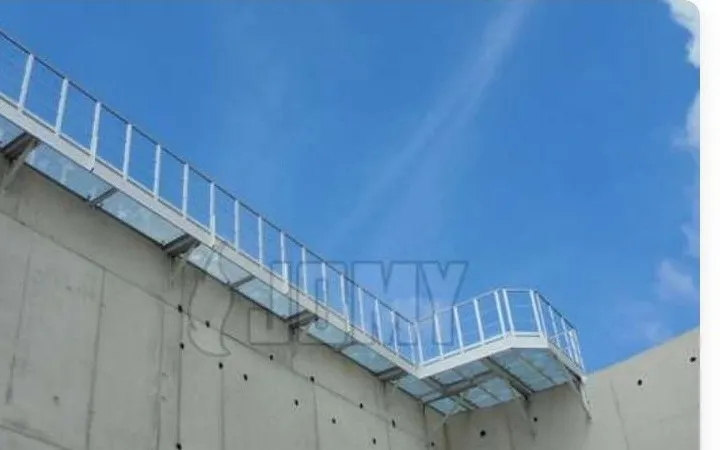 Jomy aluminium industrial walkway mounted on a concrete wall